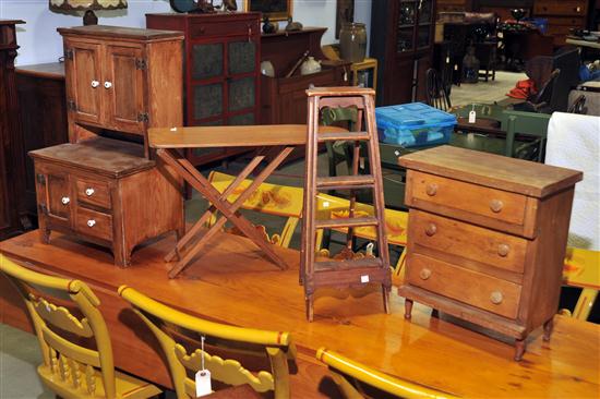 FOUR PIECES OF MINIATURE FURNITURE.