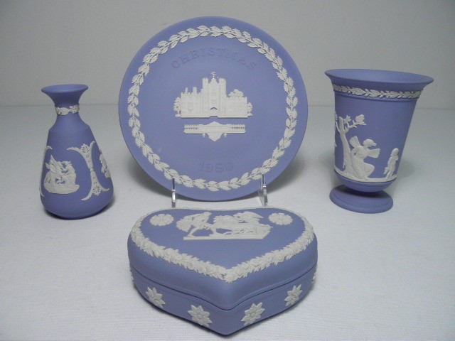 Four pieces of Wedgwood blue