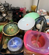 FOUR TRAY LOTS OF ART GLASSFou