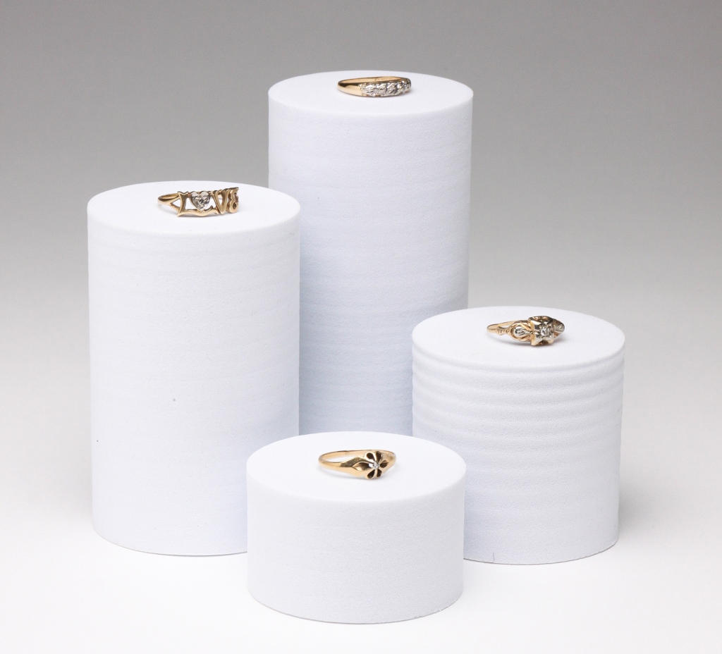 FOUR VINTAGE GOLD RINGS WITH