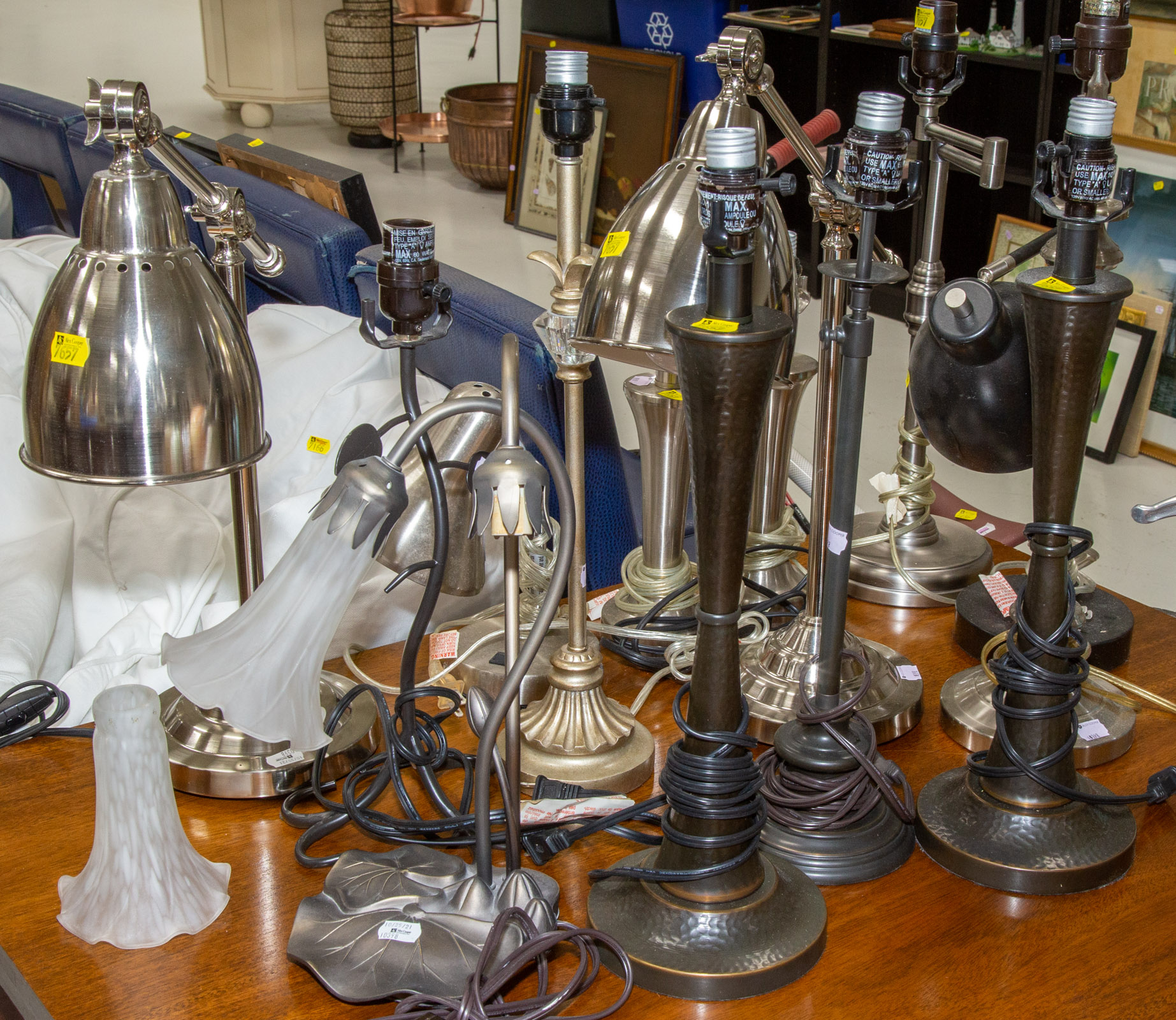 FOURTEEN ASSORTED TABLE LAMPS