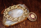 FOURTEEN KARAT GOLD CHAIN BRAC