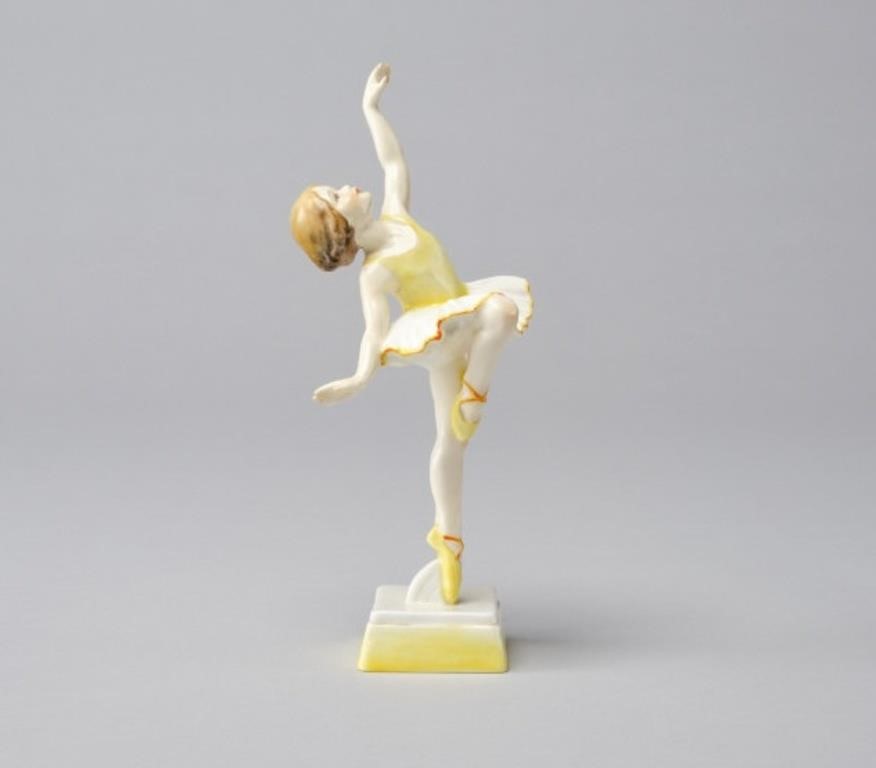 FREDA DOUGHTY FIGURINEA Royal
