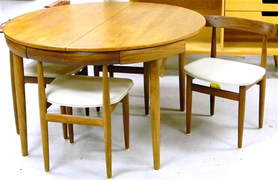 Frem Rojle table with four chairs