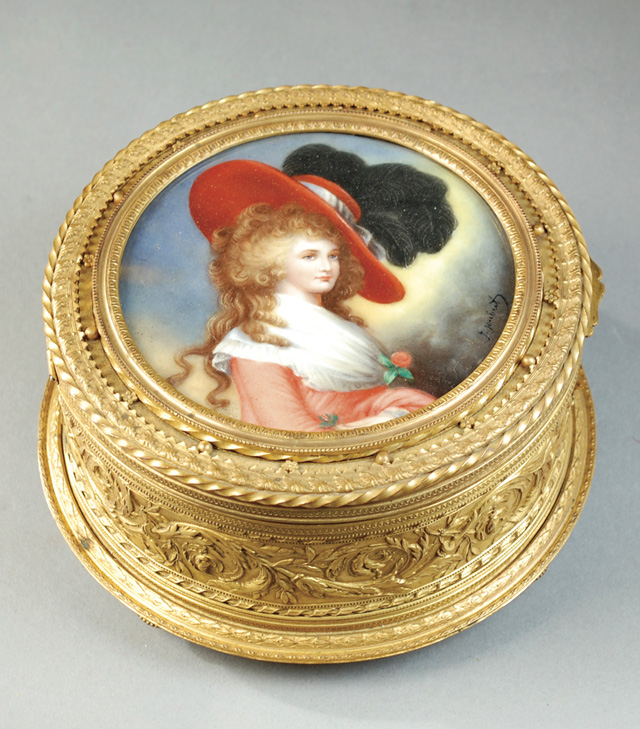 FRENCH ROUND JEWELRY BOX in gilt