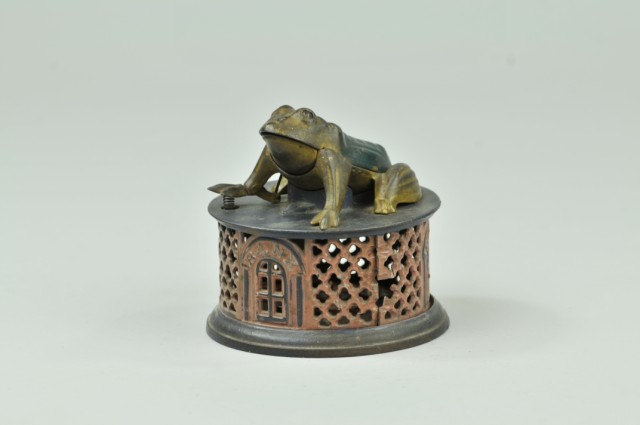 FROG ON ROUND BASE Lavendar Base