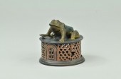 FROG ON ROUND BASE Lavendar Ba