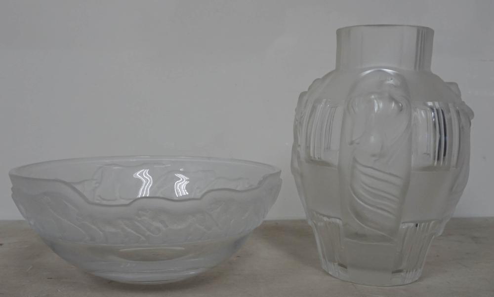 FROSTED GLASS VASE WITH SPURIOUS