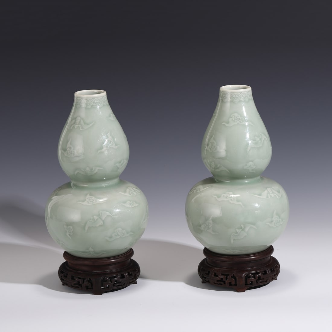 FU BATS SGRAFITTO DOUBLE GOURD VASE
