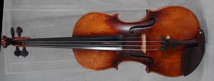 Full size violin with one-piece