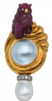 GAGE 18 KARAT BROOCH, TOP MOUN