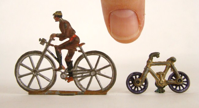 Gaming pieces - 2 different: (1)