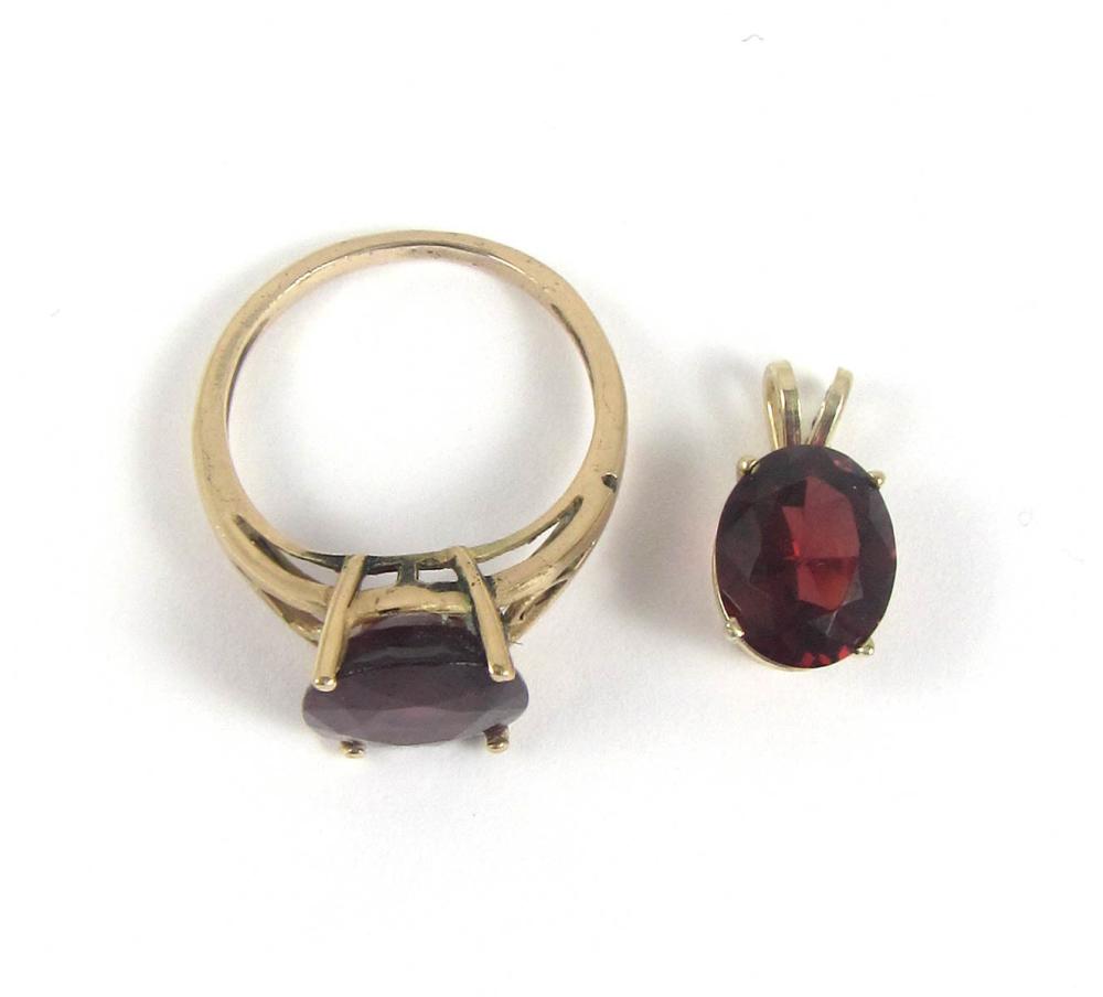 GARNET AND FOURTEEN KARAT GOLD RING