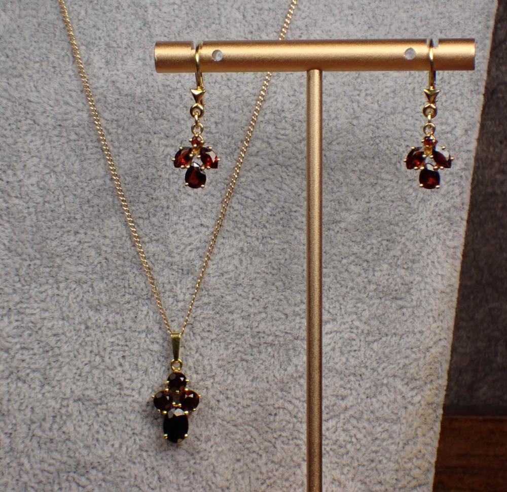 GARNET AND YELLOW GOLD PENDANT