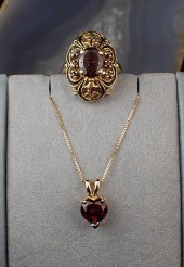 GARNET AND YELLOW GOLD RING AN