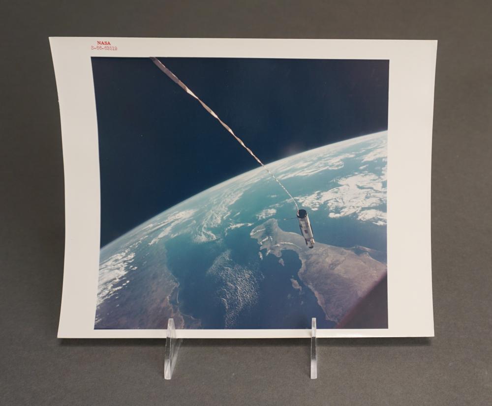 GEMINI XII EARTH SKY VIEW RED