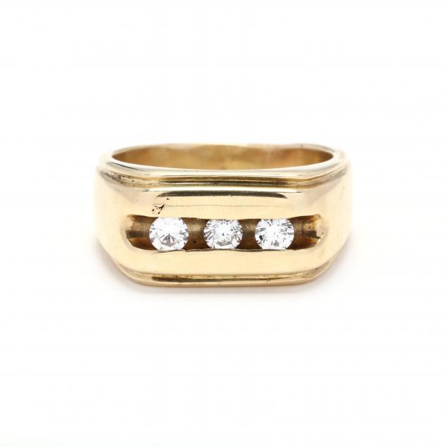 GENT'S GOLD AND DIAMOND RING The