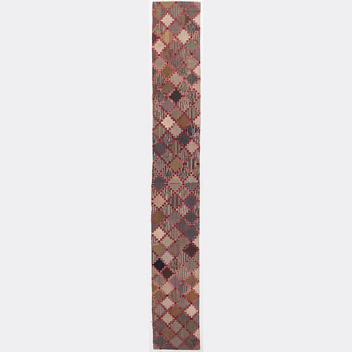 GEOMETRIC HOOKED RUNNERWith two