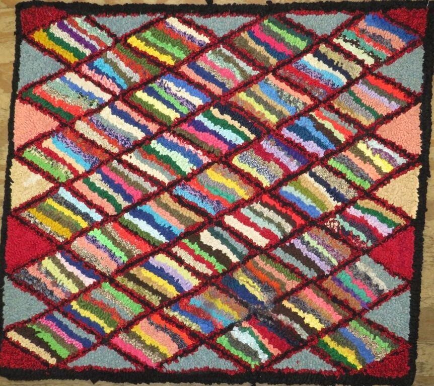 GEOMETRIC PATTERN RAG HOOKED RUGca.