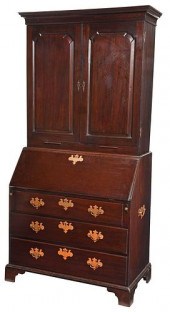 GEORGE II MAHOGANY PANELED DES