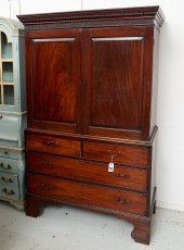 GEORGE III MAHOGANY LINEN PRES