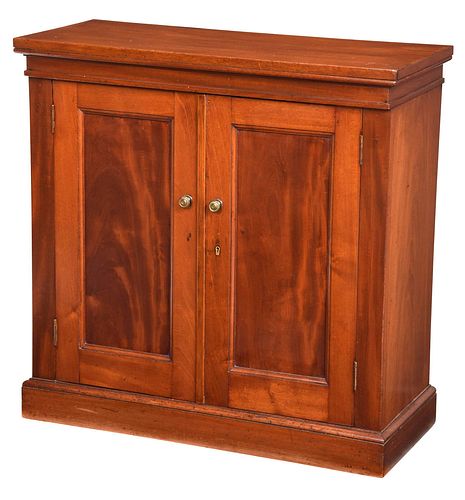 GEORGIAN FIGURED MAHOGANY PANELED