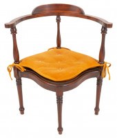 GEORGIAN MANNER MAHOGANY CORNE