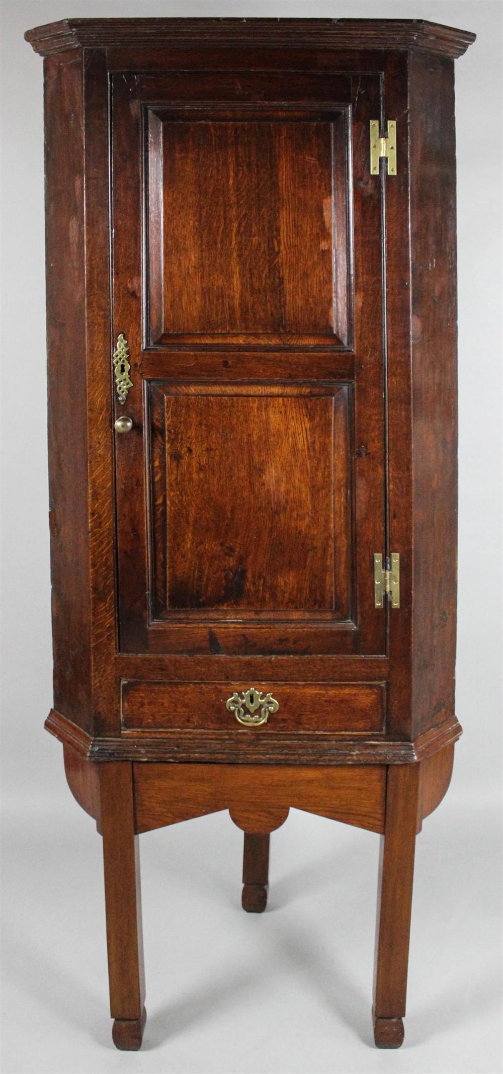 GEORGIAN OAK PANELED HANGING CORNER