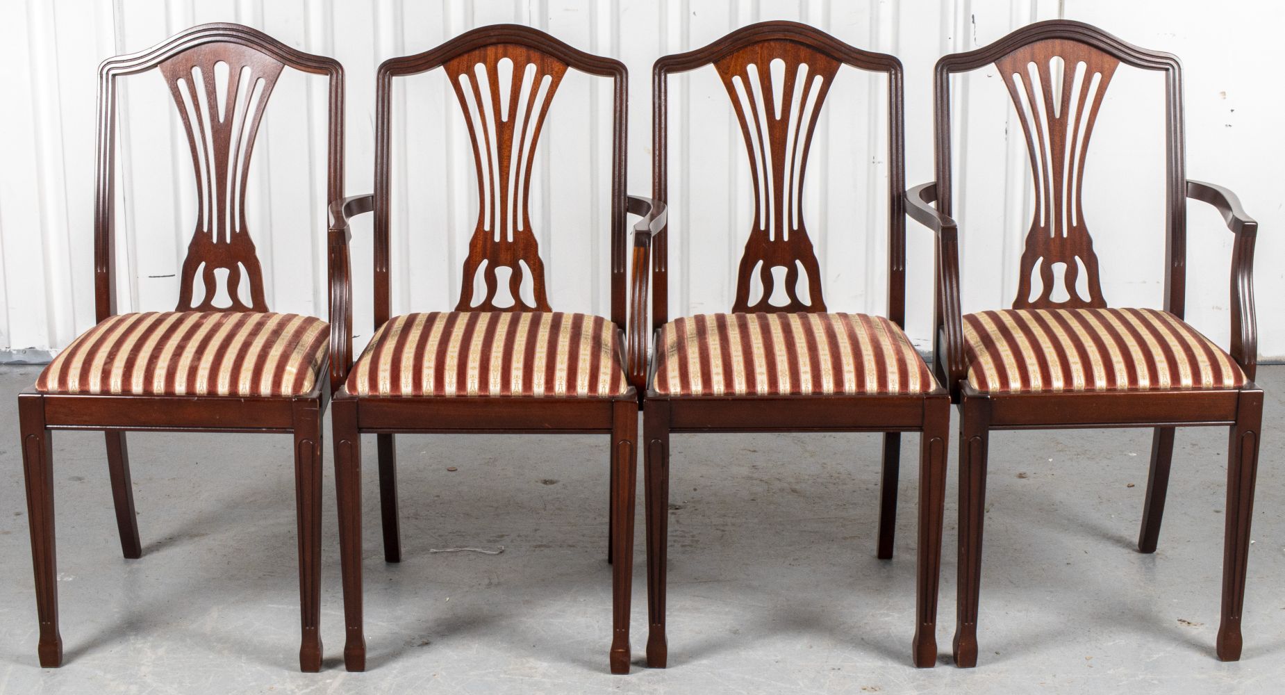 GEORGIAN STYLE MAHOGANY DINING
