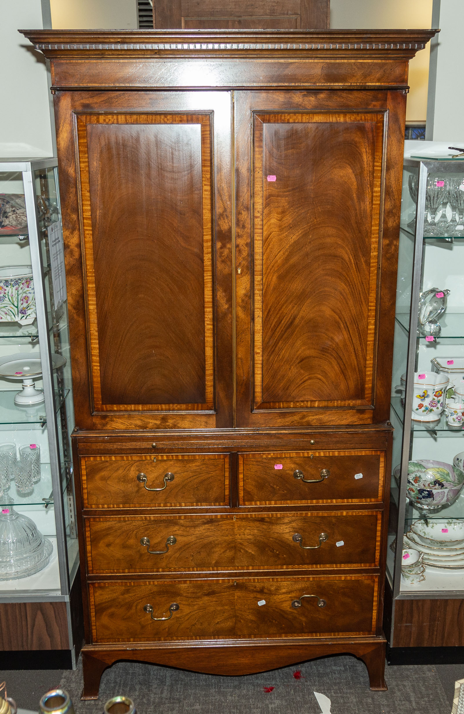 GEORGIAN STYLE MAHOGANY LINEN PRESS
