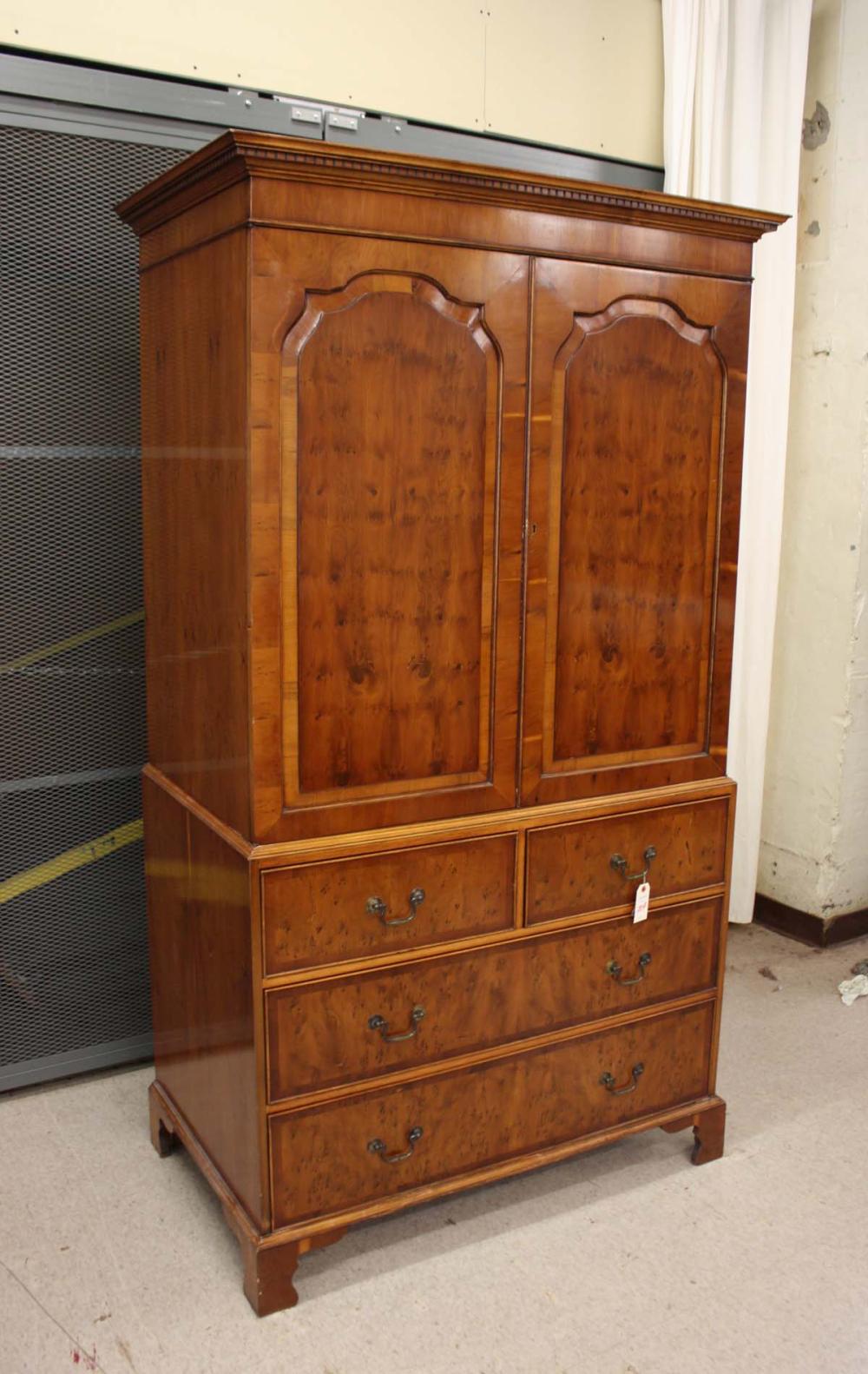 GEORGIAN STYLE MAHOGANY LINEN