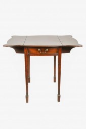 GEORGIAN-STYLE MAHOGANY PEMBRO