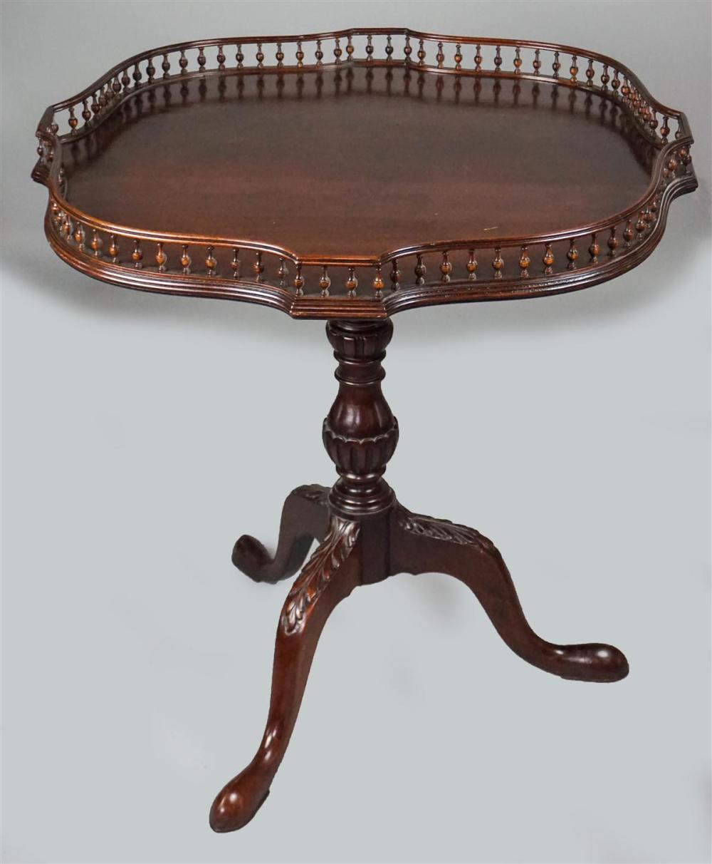 GEORGIAN STYLE MAHOGANY TILT TOP