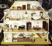 GEORGIAN STYLE TEN ROOM DOLLHO