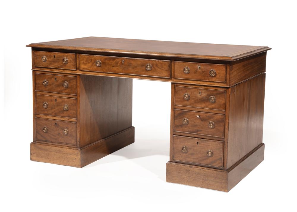 GEORGIAN-STYLE WALNUT PEDESTAL