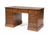 GEORGIAN-STYLE WALNUT PEDESTAL