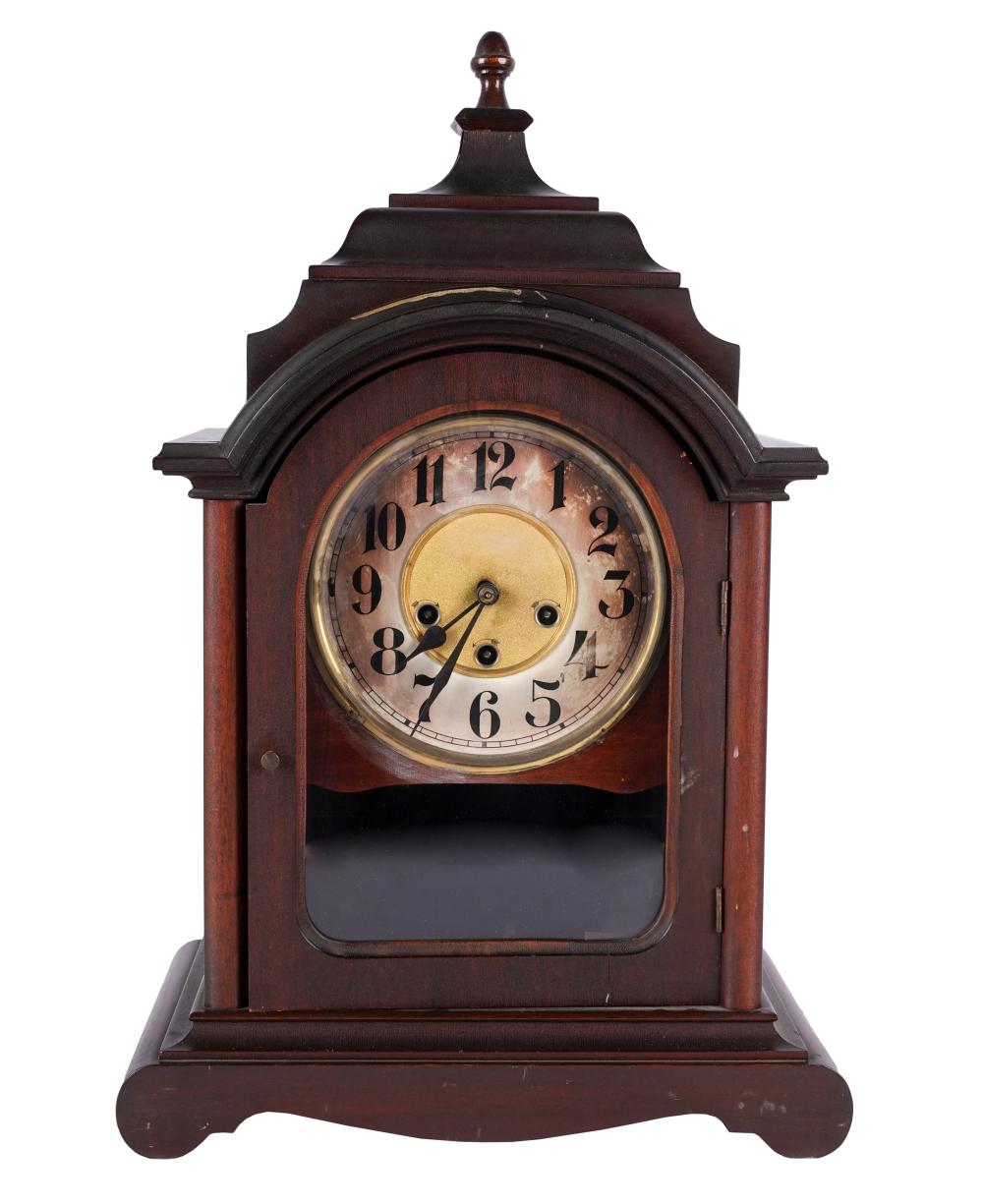 GERMAN MANTLE CLOCKwith pendulum;