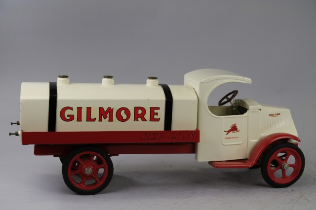 GILMORE RED LION TANK TRUCK New Era