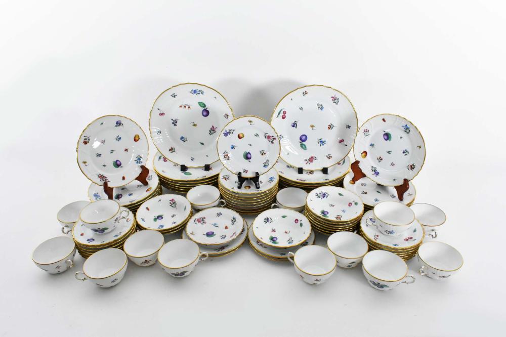 GINORI EIGHTY-TWO PIECE PORCELAIN