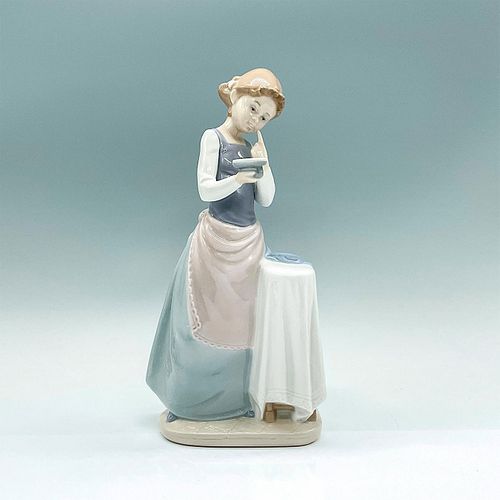 GIRL IRONING 1004981 - LLADRO