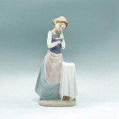 GIRL IRONING 1004981 - LLADRO
