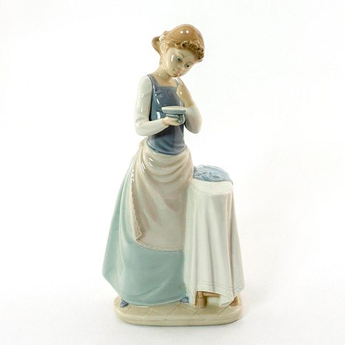 GIRL IRONING 1004981 - LLADRO