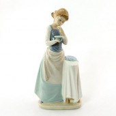 GIRL IRONING 1004981 - LLADRO
