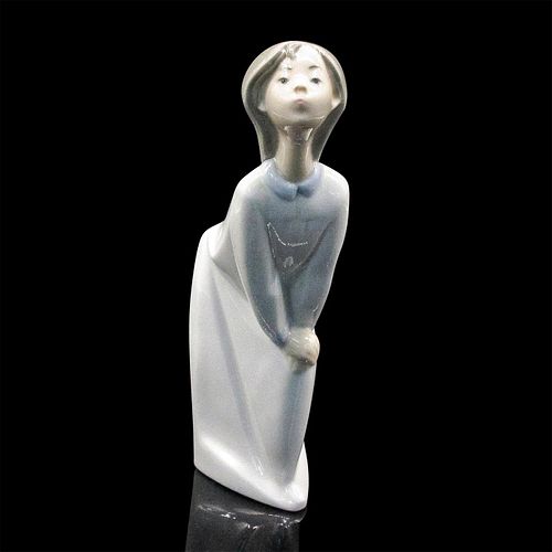 GIRL KISSING 1004873 - LLADRO
