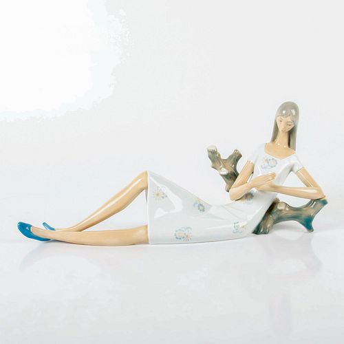 GIRL W/DAISY 01001023A - LLADRO
