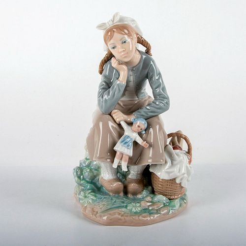 GIRL W/DOLL 1001211 - LLADRO