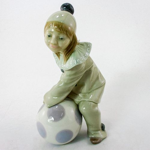 GIRL WITH BALL 1001177 - LLADRO