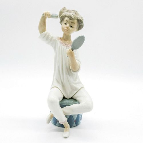 GIRL WITH BRUSH 1001081 - LLADRO
