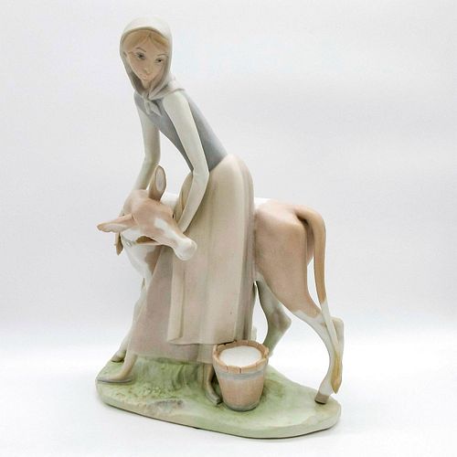 GIRL WITH CALF 1014513 - LLADRO
