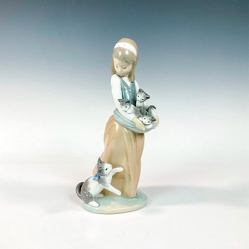 GIRL WITH CATS 1001309 - LLADRO
